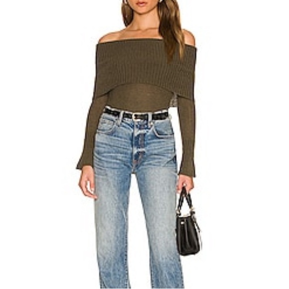 Lovers and Friends Off Shoulder Sweater Size Medium - Picture 2 of 4